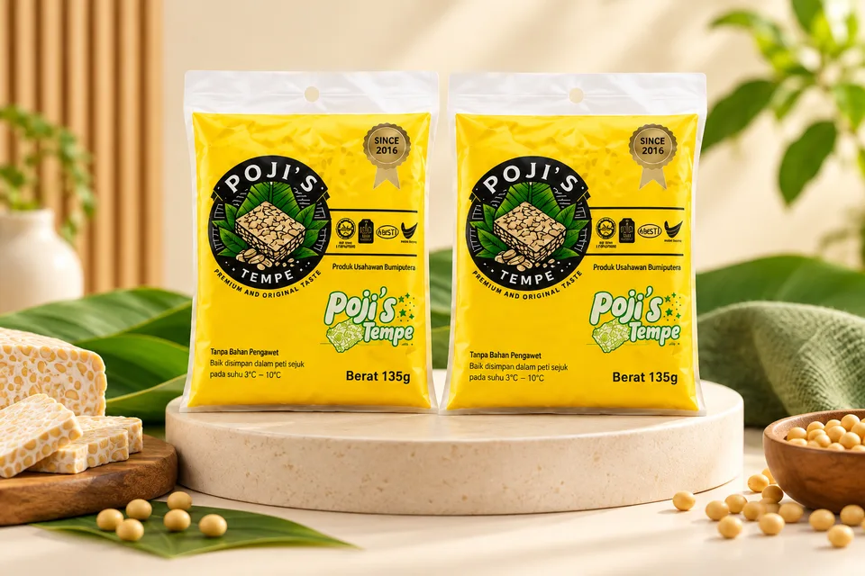 Dua pek kuning Poji’s Tempe di atas pentas berwarna krim